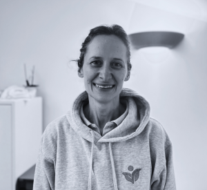 Black and white headshot of Rachel in her Vim health hoodie